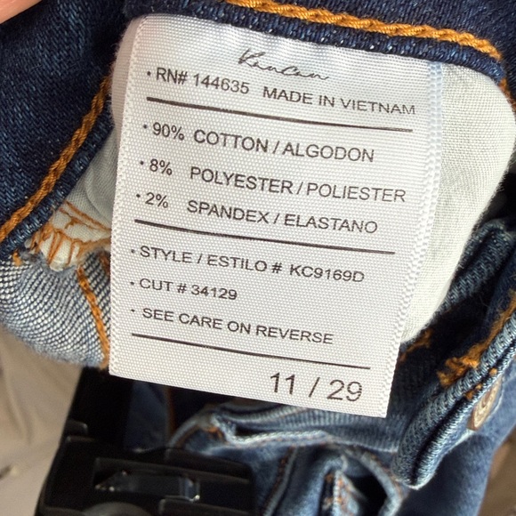 NWT KanCan Women's Mid Rise Distressed Fringed Hem Crop Jeans 11 / 29 - Picture 3 of 3